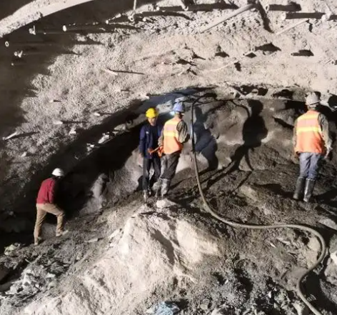 江口隧道拱顶带模注浆料，微膨胀注浆料的特点及施工工艺